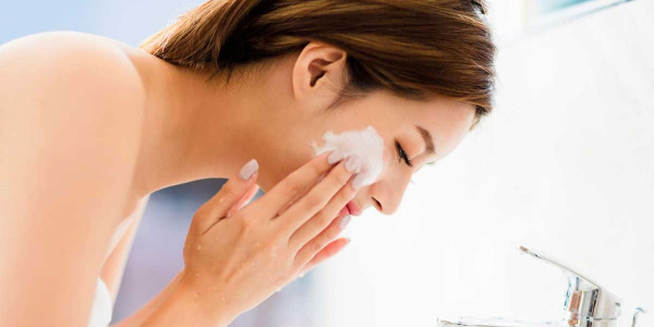 Rutina de limpieza facial para mujeres de más de 40  